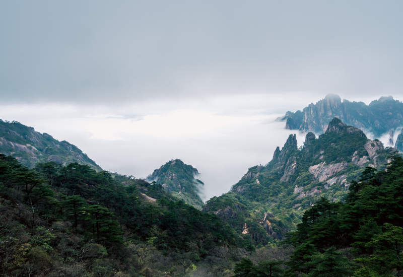 云霧繚繞的山峰