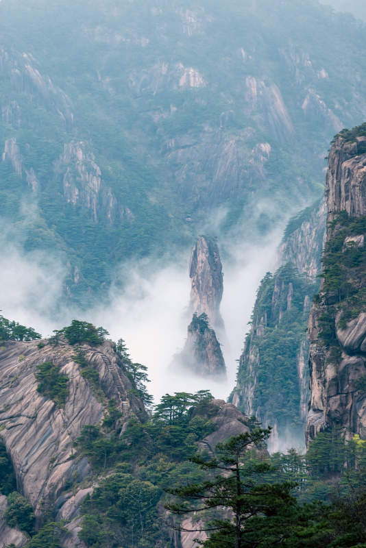 云霧繚繞的山峰