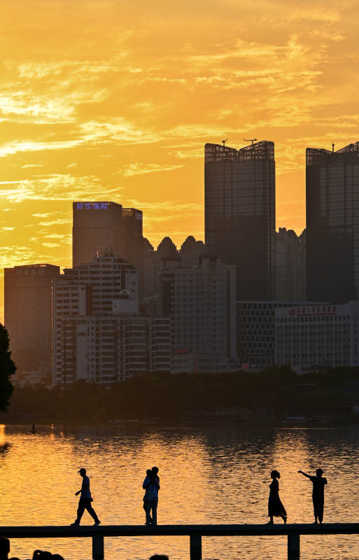 夕陽下的城市剪影