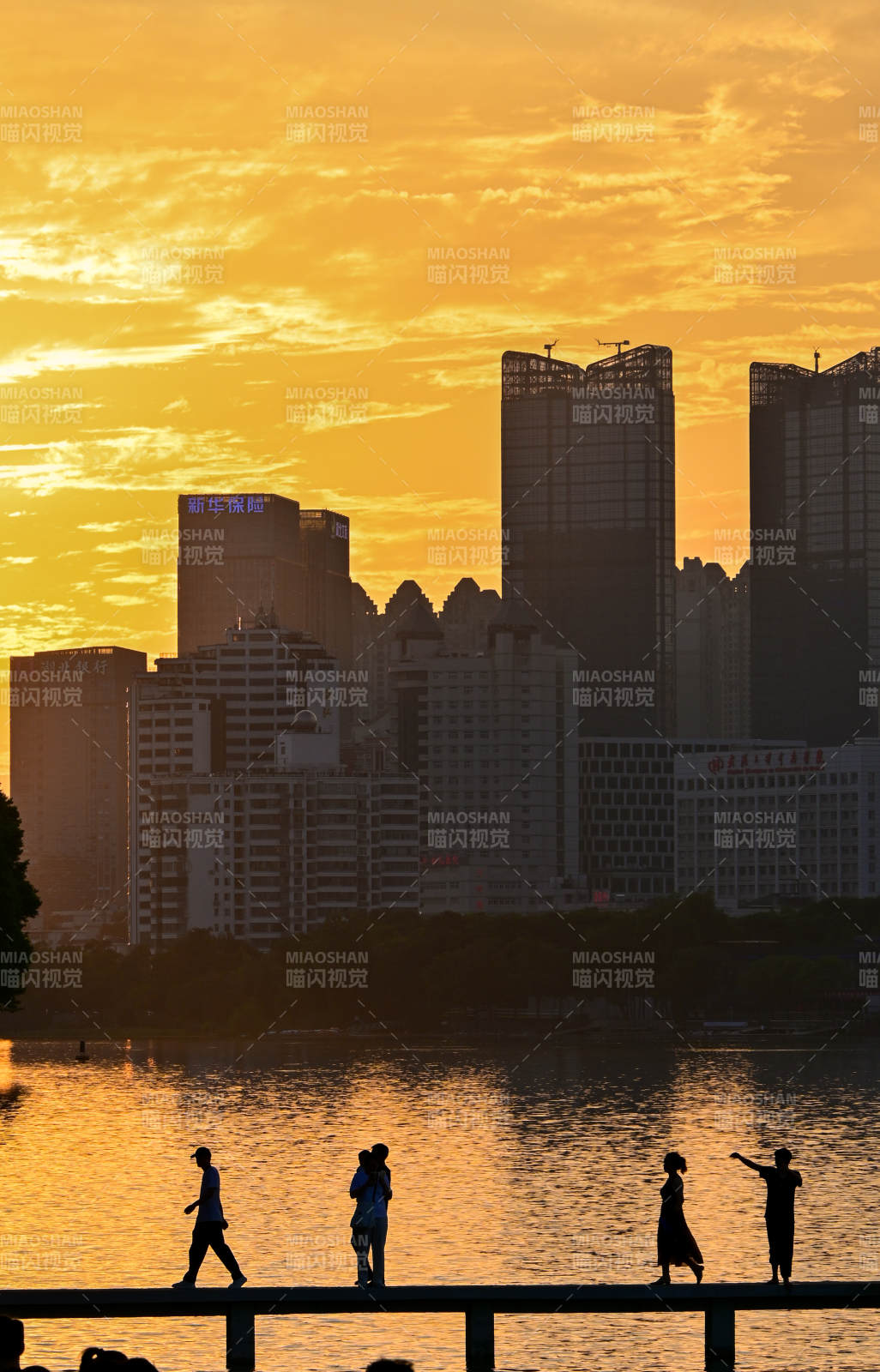 夕陽(yáng)下的城市剪影