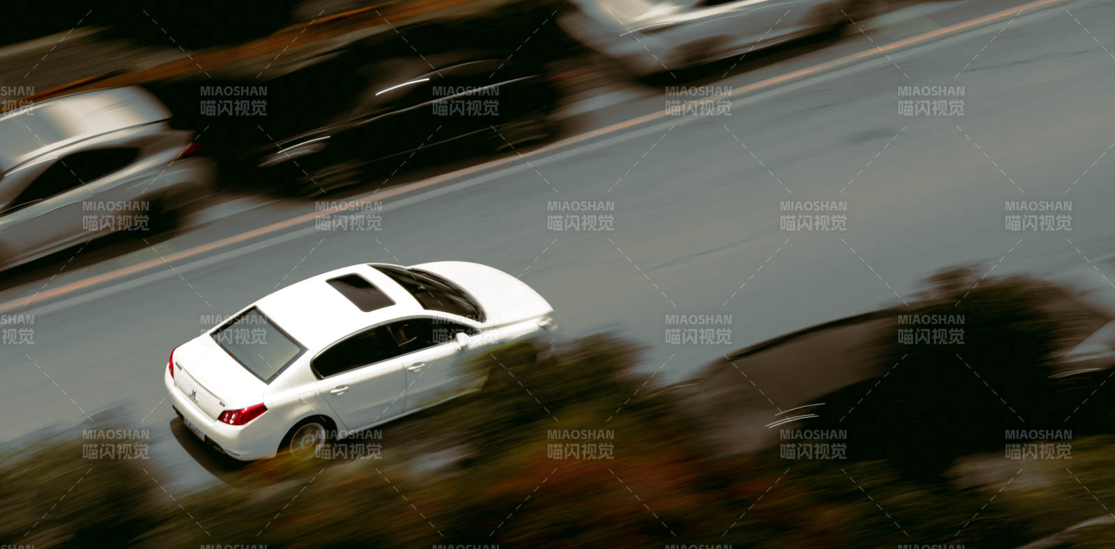 白色轎車高速行駛