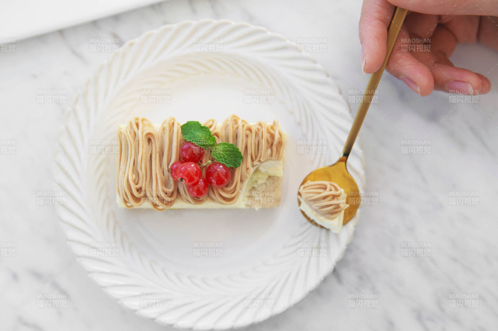 勺子品嘗奶油甜點