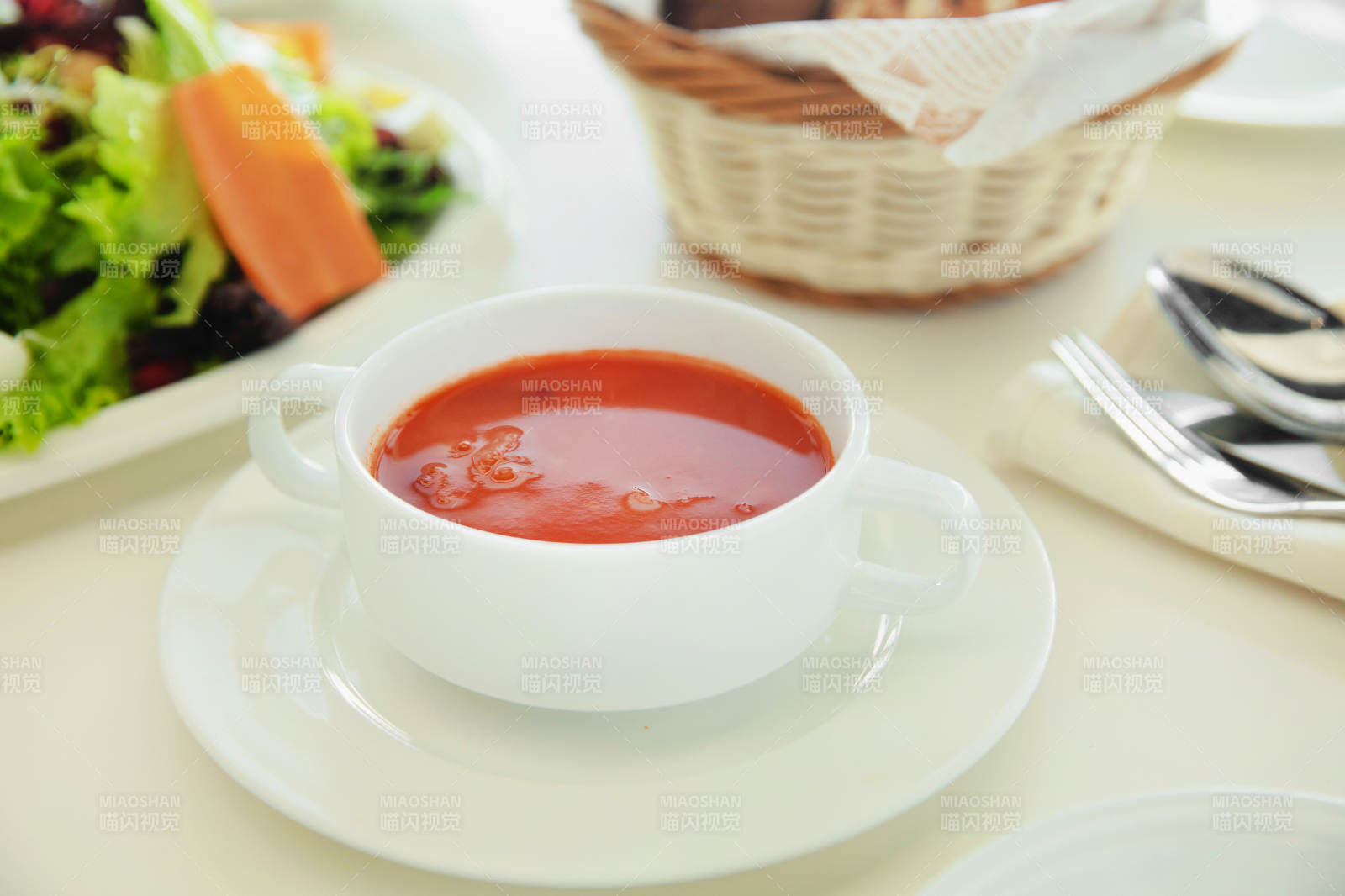 番茄湯與沙拉