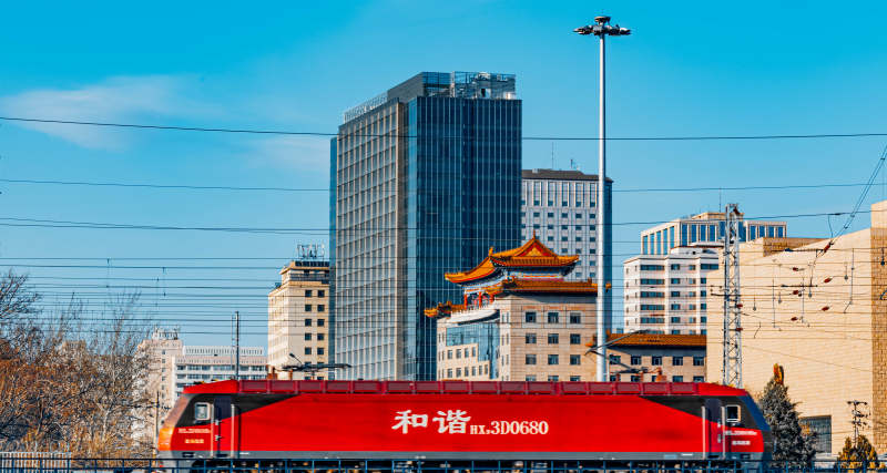 城市背景下的紅色列車