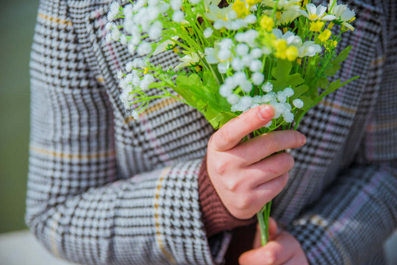 手捧鲜花