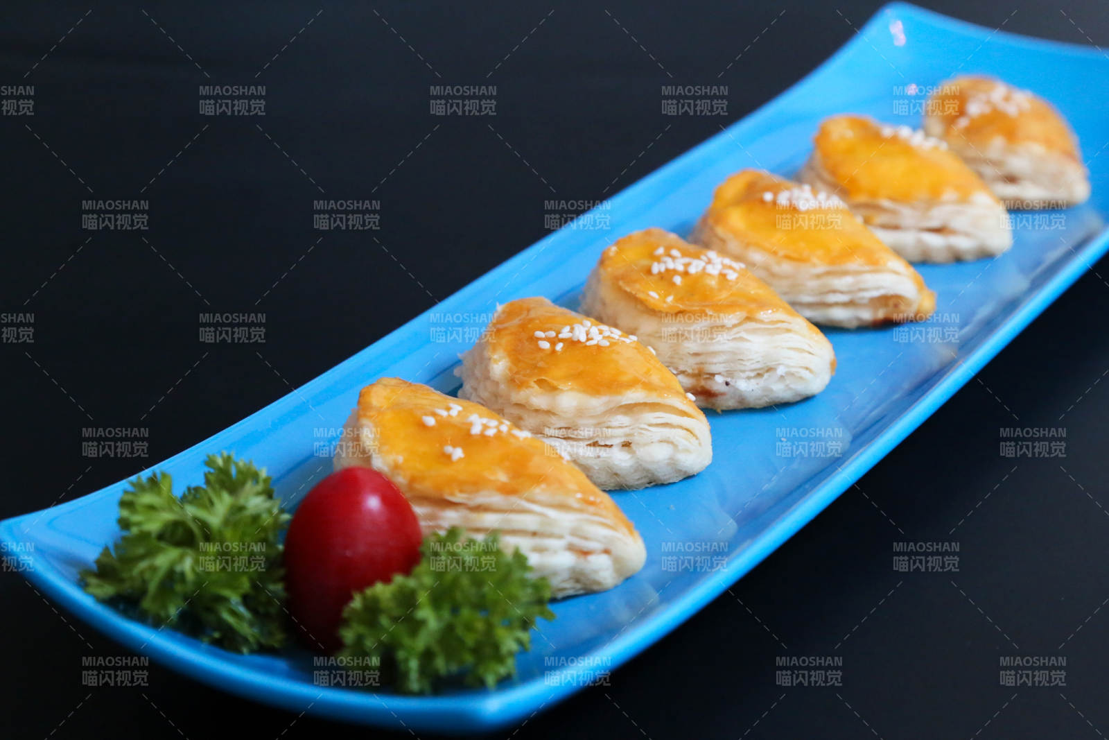金黃點心配櫻桃