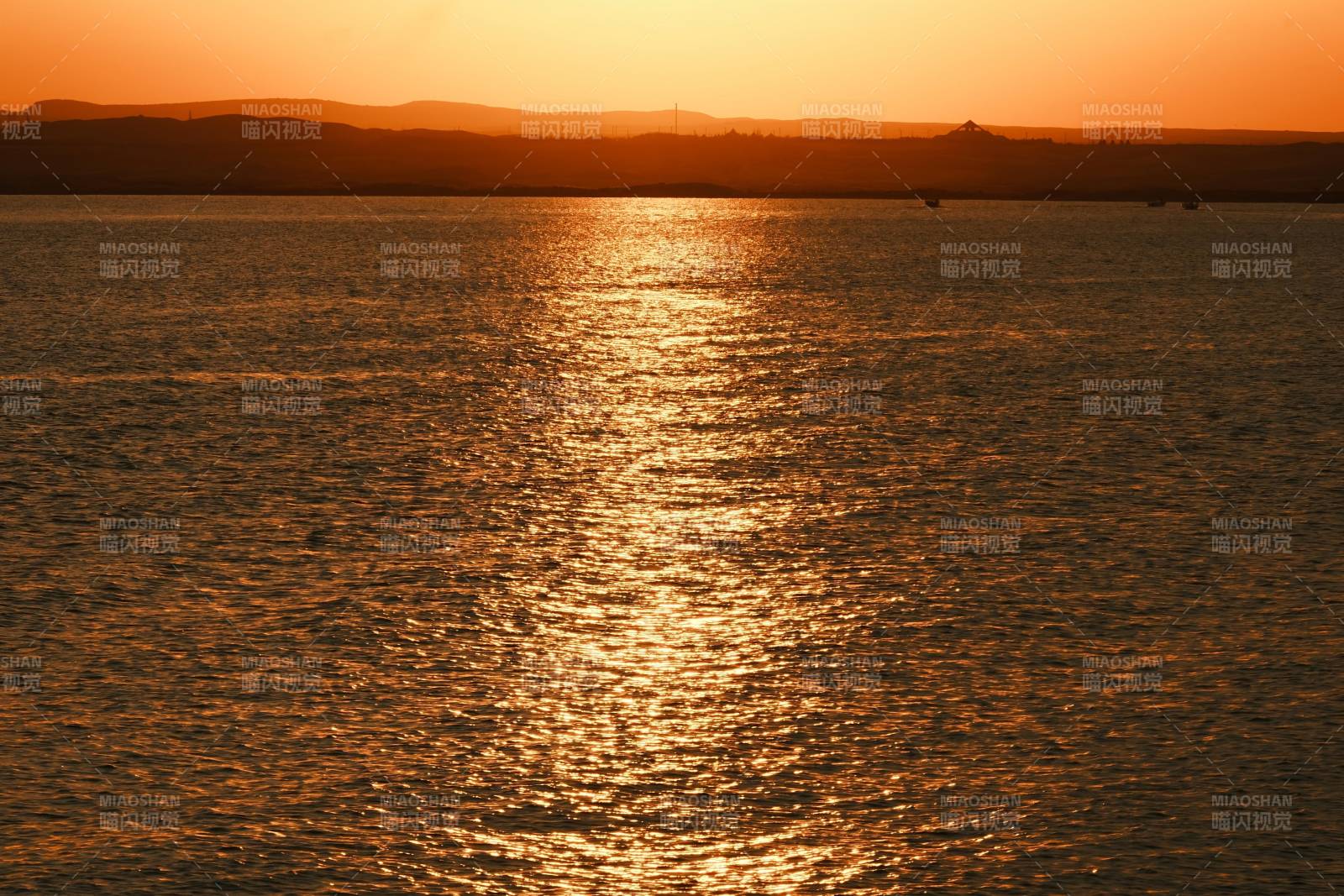 夕陽映照海面