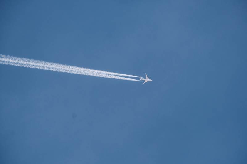 高空飛行的飛機(jī)