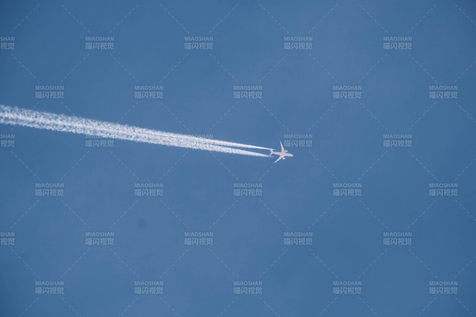 高空飛行的飛機(jī)