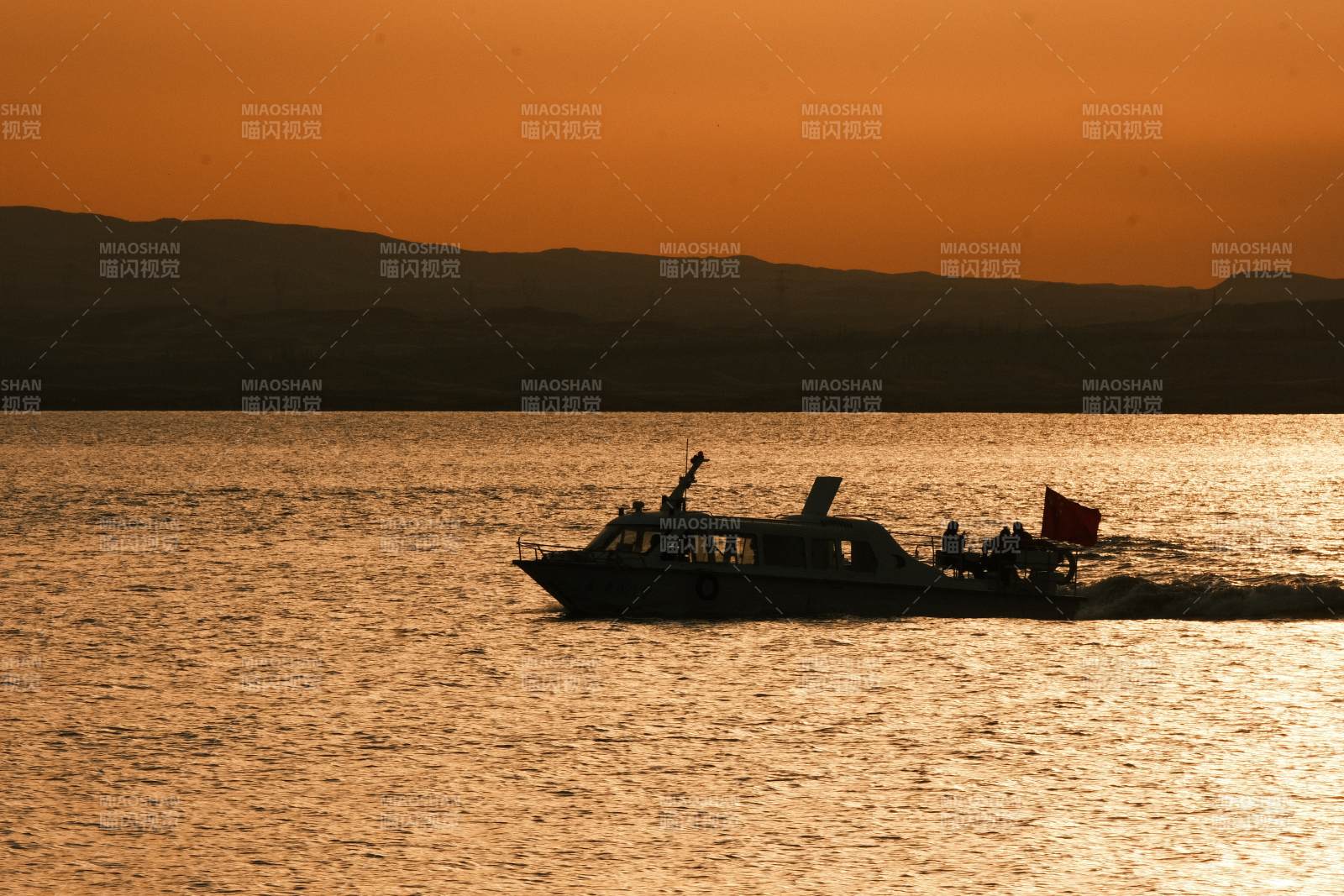 夕陽下的游船剪影