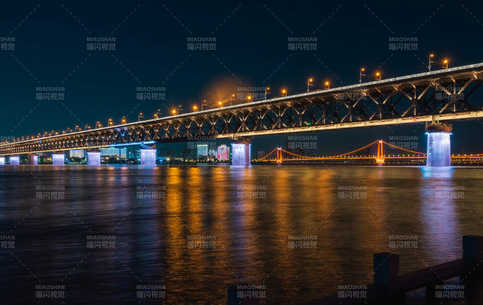 夜色中的橋梁