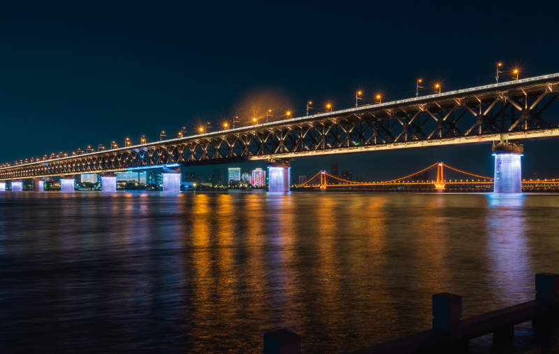 夜色中的橋梁