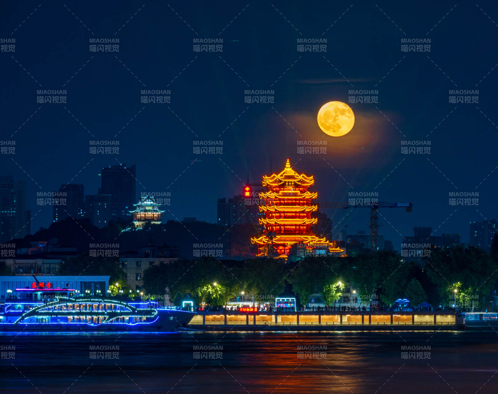 月夜江畔古塔輝映