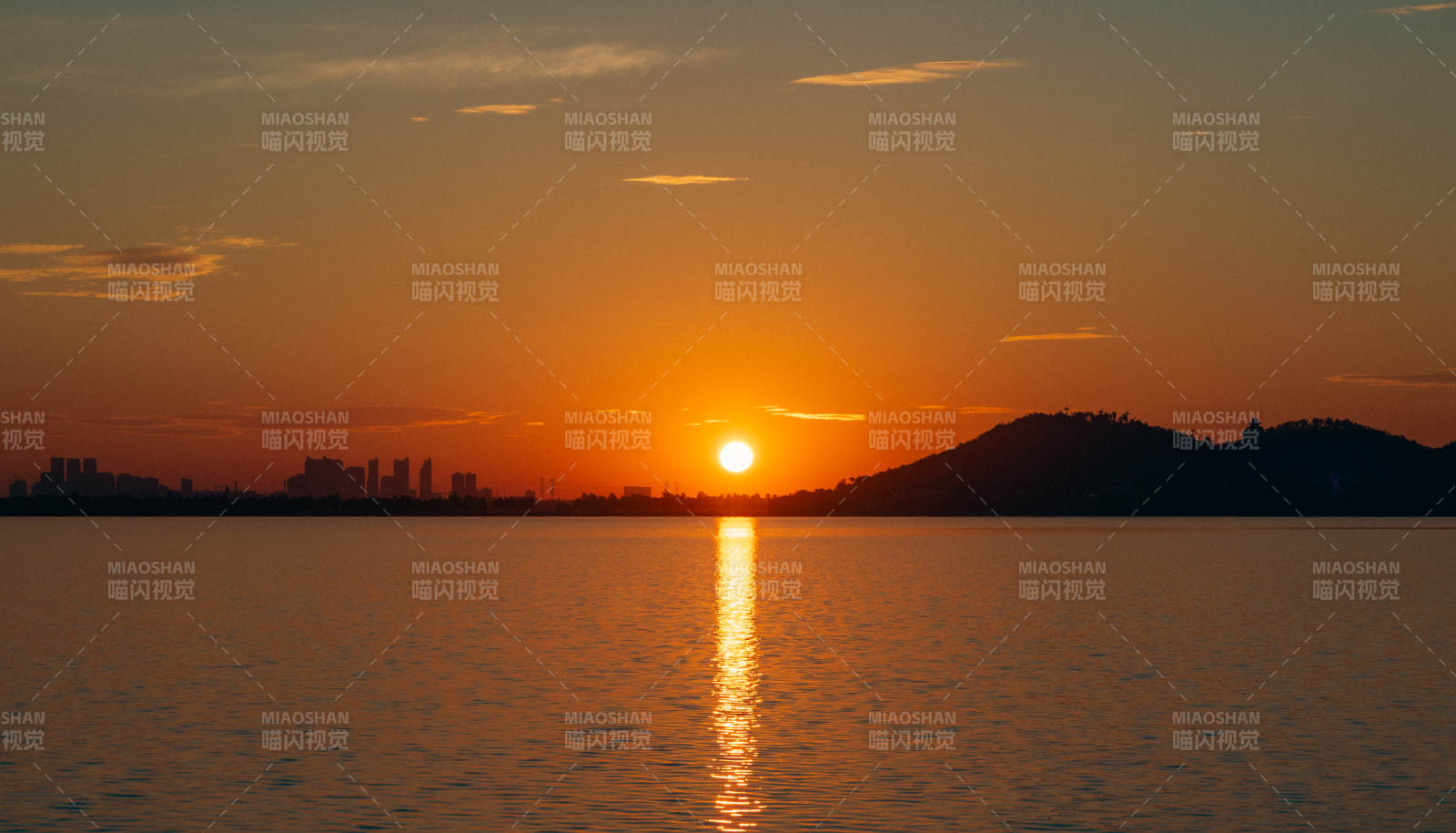 海上日落 城市剪影