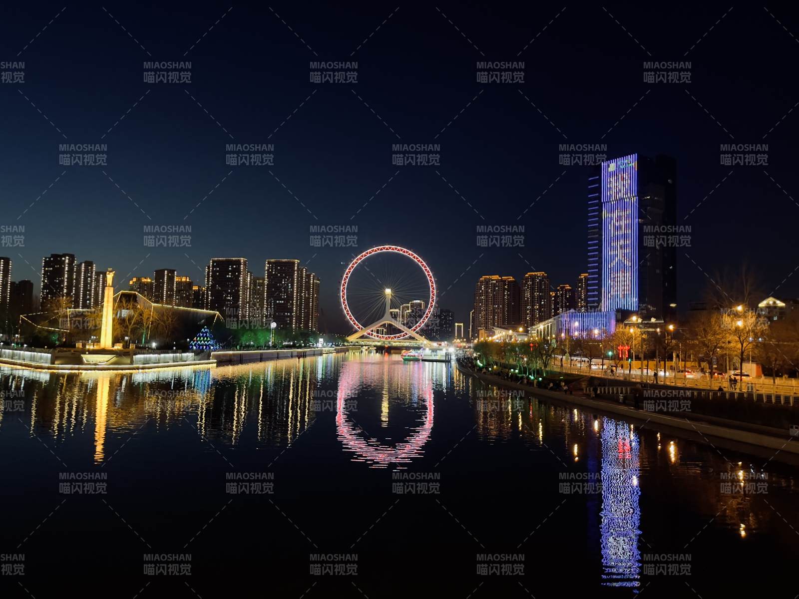 夜景摩天輪倒影