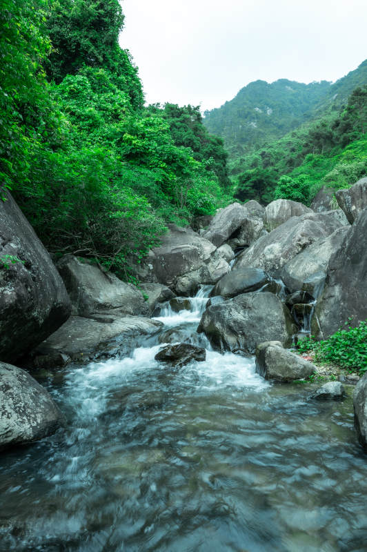 山間溪流