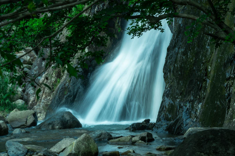 瀑布飛流直下
