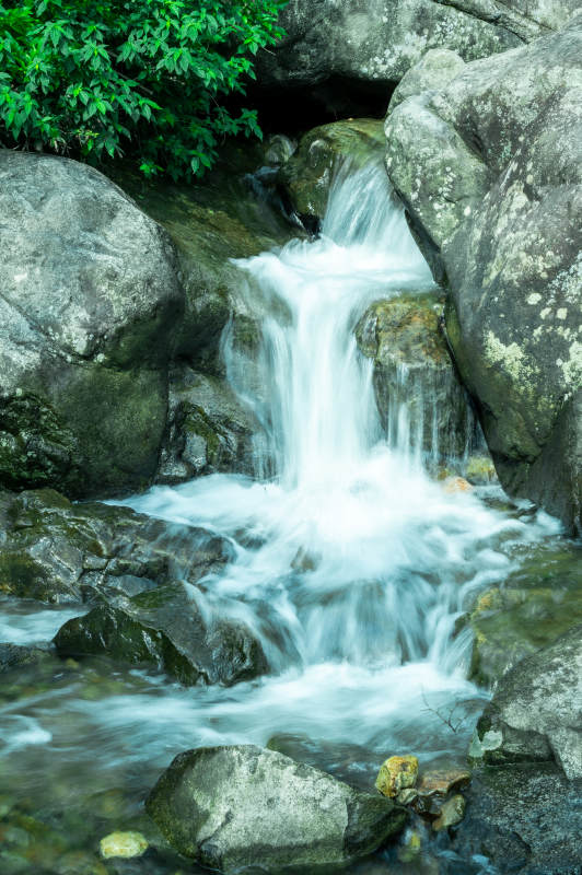 山間溪流瀑布