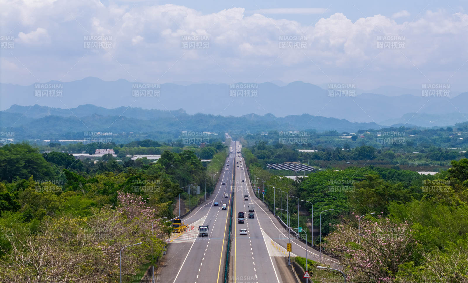 高速公路與遠山