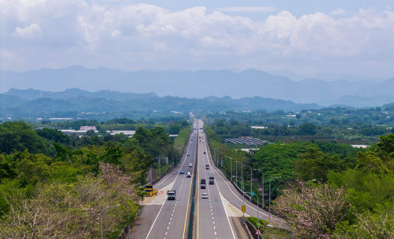 高速公路与远山