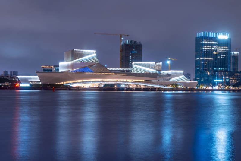 夜色中的广州大湾区艺术中心