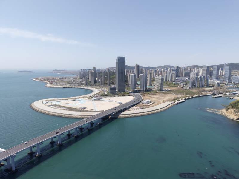 大连海上桥梁连接城市景观