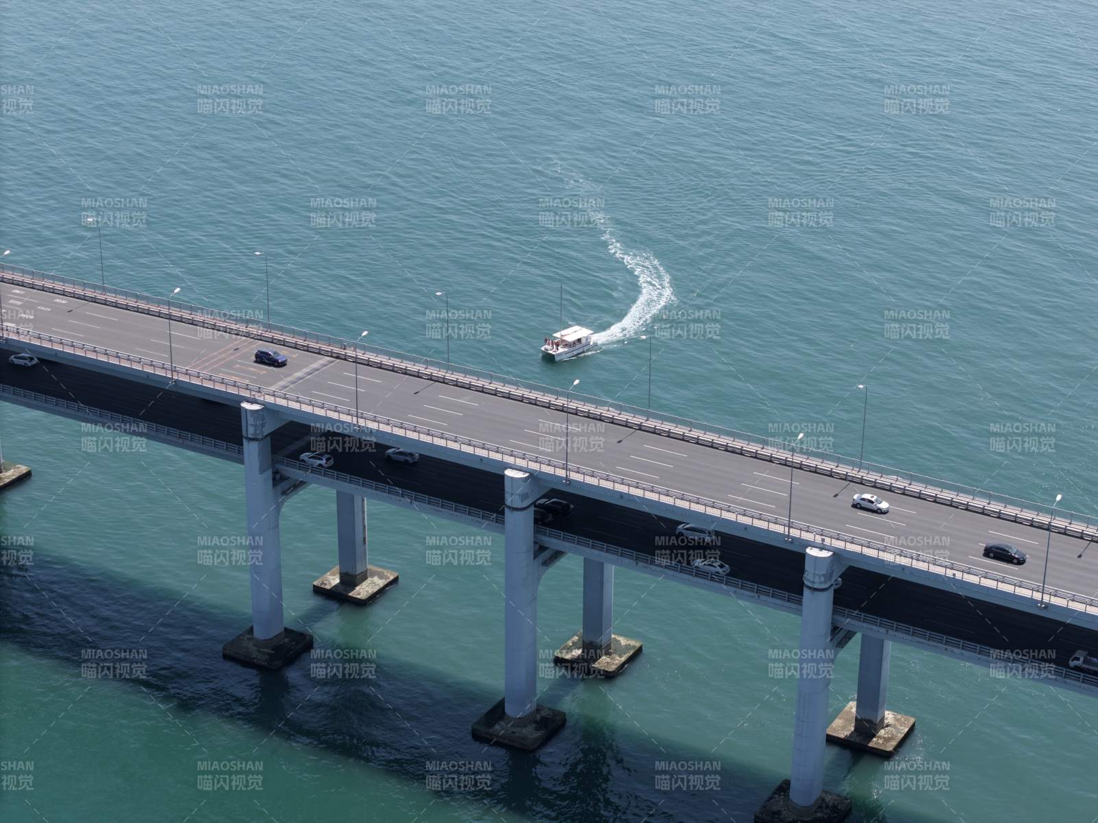 海面大桥航拍图
