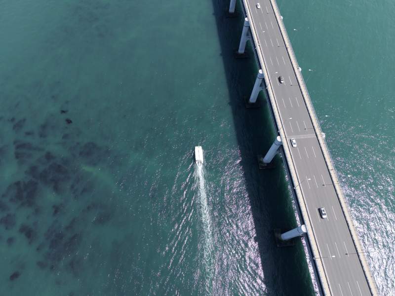海桥飞架 船影点点