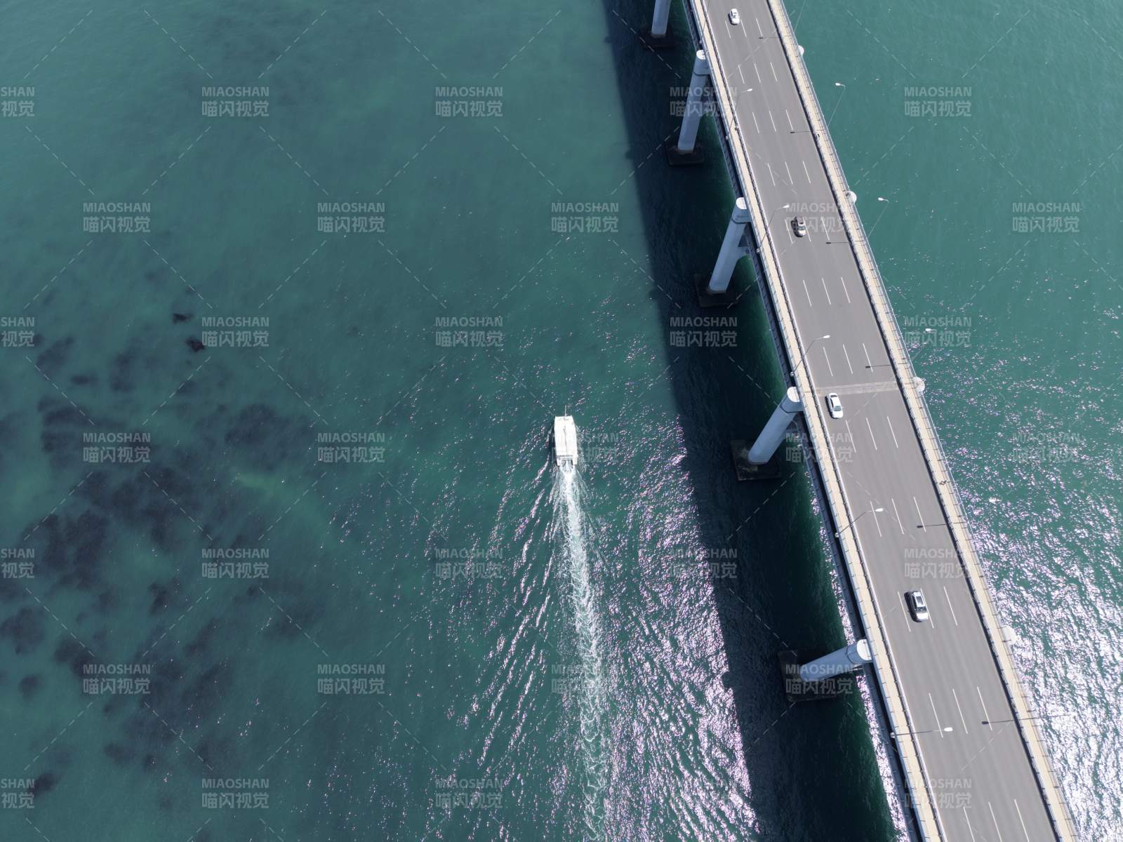 海桥飞架 船影点点