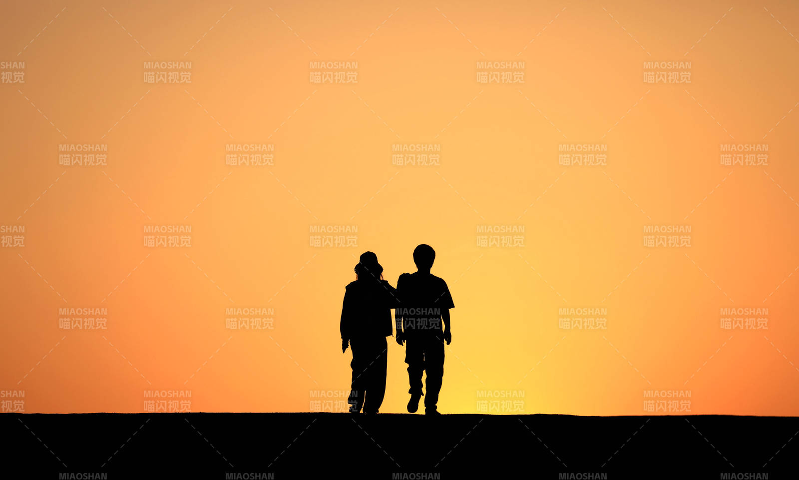 夕陽下的情侶
