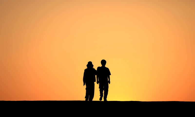 夕阳下的情侣
