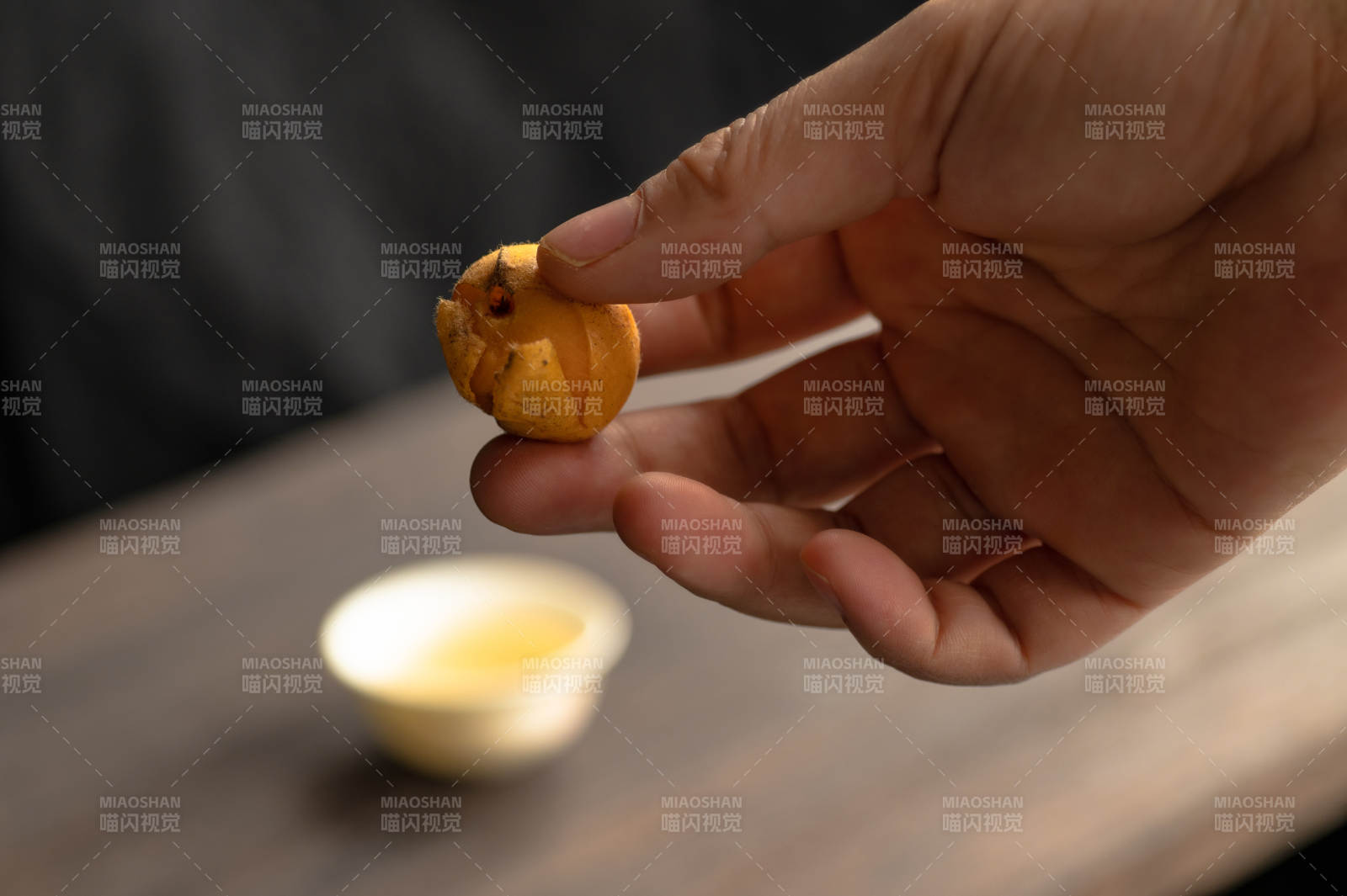 手握枇杷