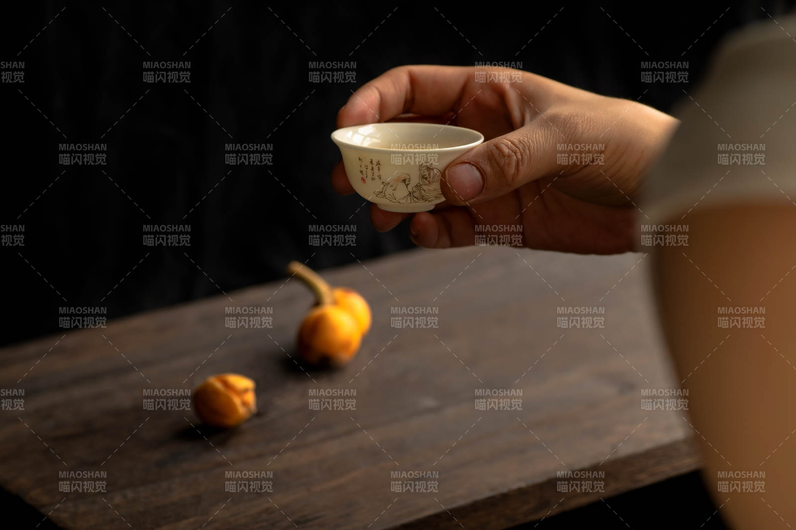 手握茶杯 桌上果子