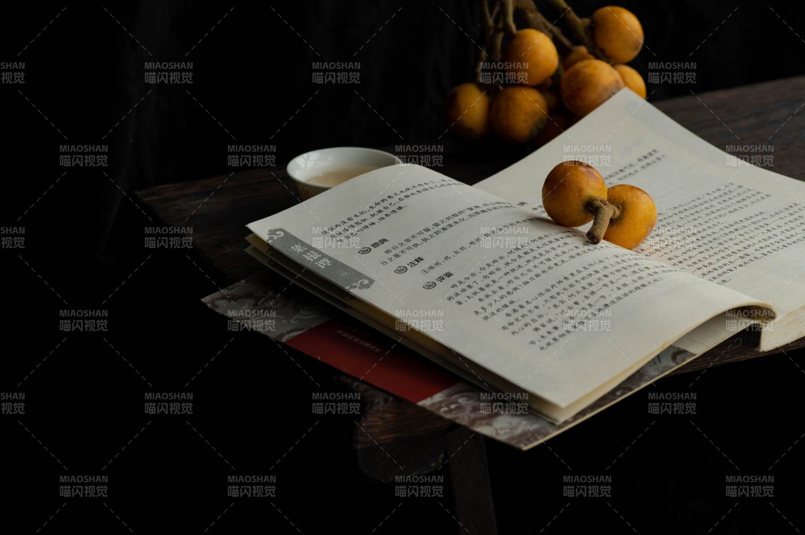 書與果的靜謐時(shí)光