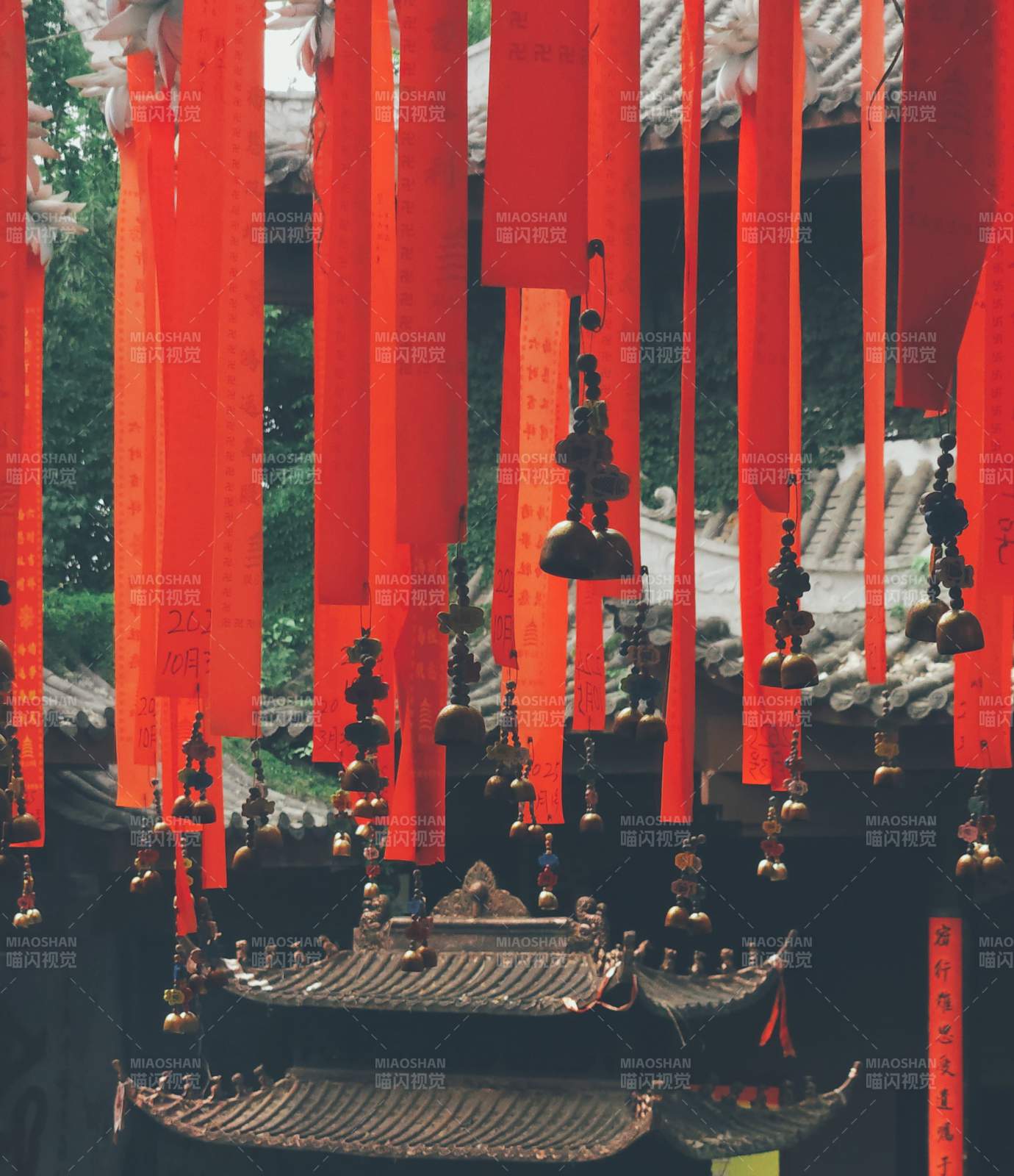 寺廟紅綢祈福鈴鐺