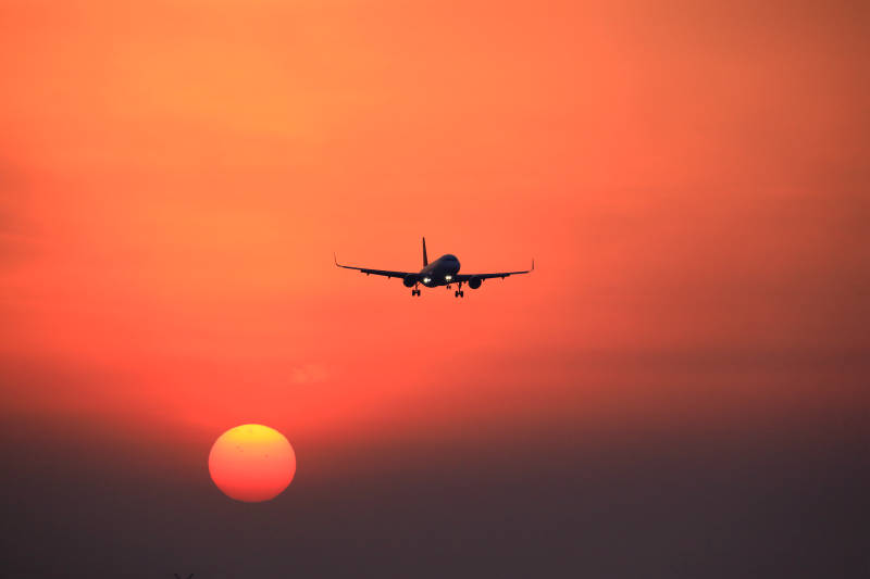 夕阳下的航班