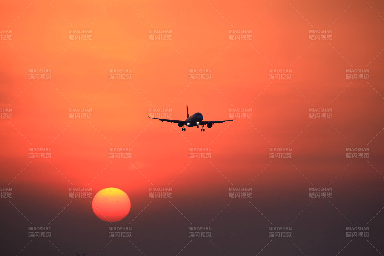 夕陽下的飛機