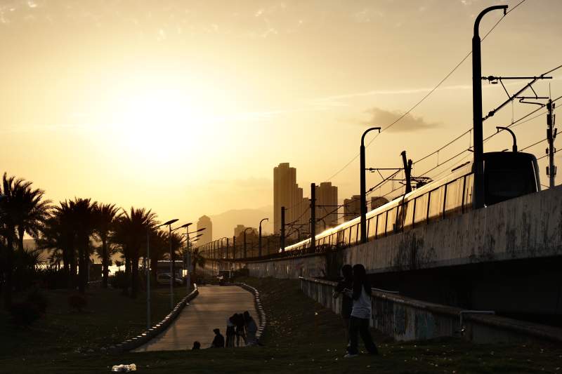 夕阳下的城市剪影