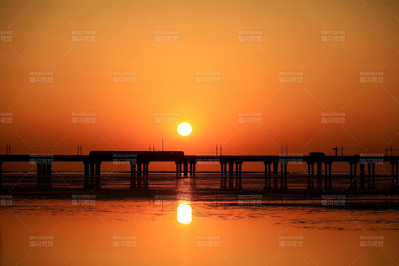 海上日落橋影