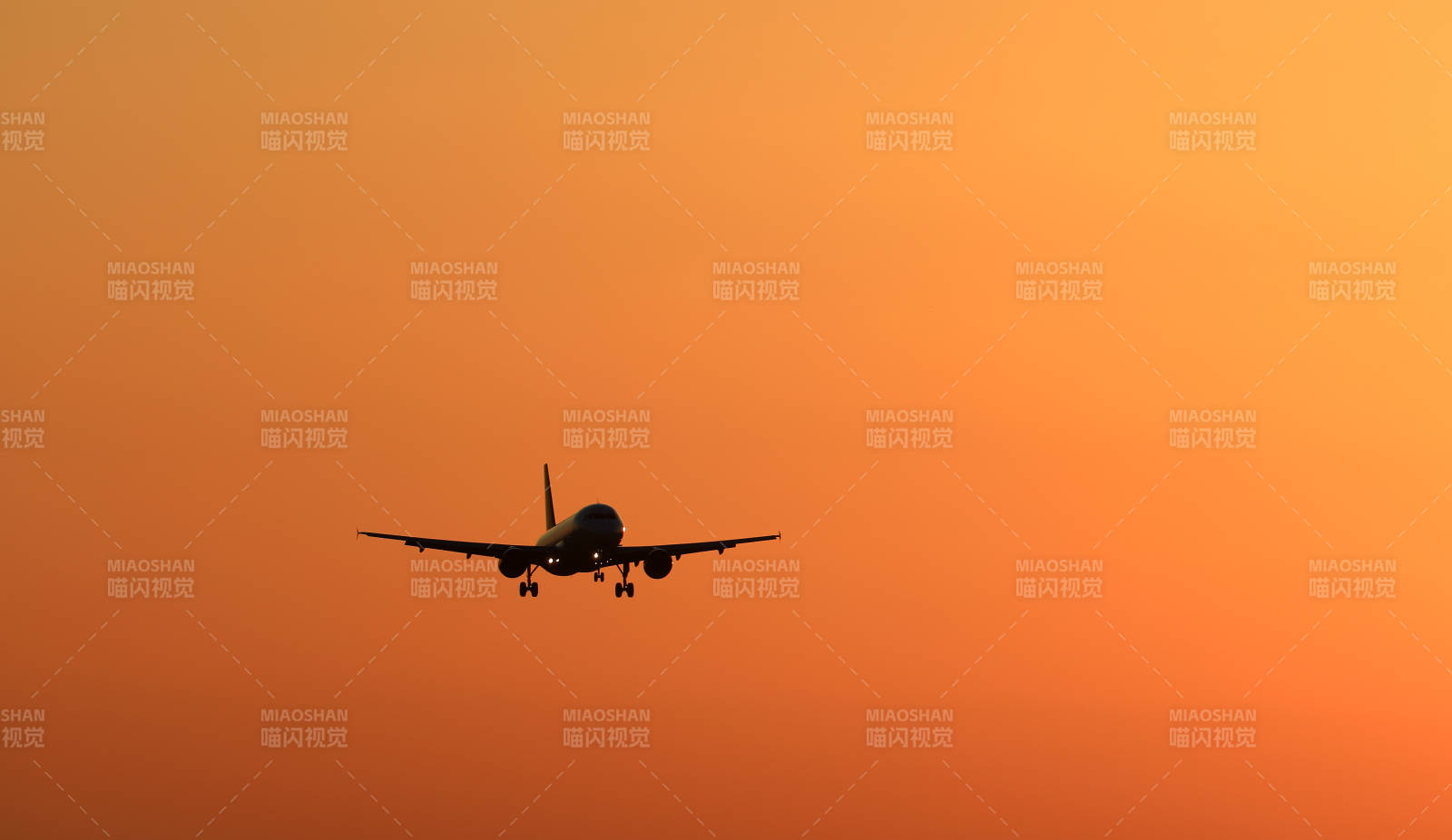 夕陽下的飛機剪影