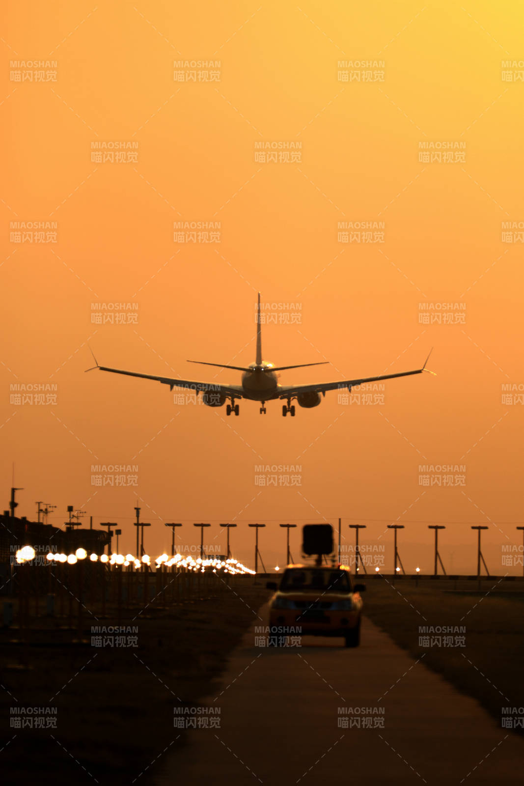南京祿口國際機場夕陽下的飛機降落