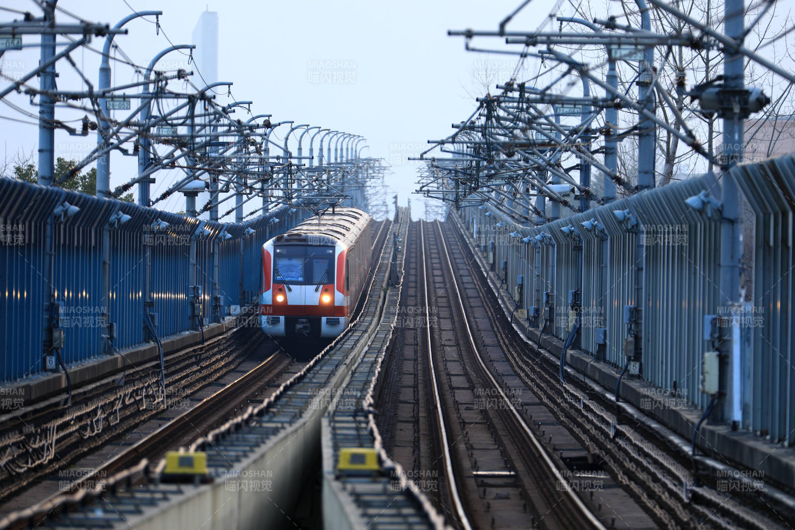南京地鐵二號線地鐵列車進站
