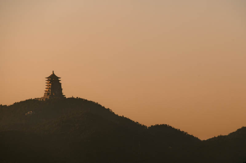 夕阳下的山巅塔影—东方山