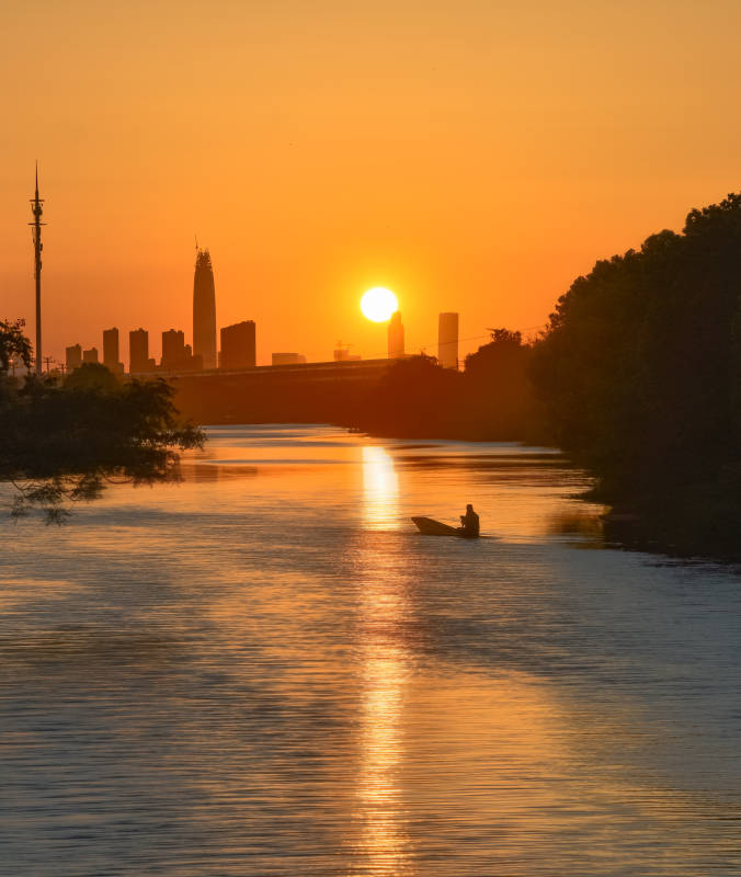 夕陽下的城市剪影
