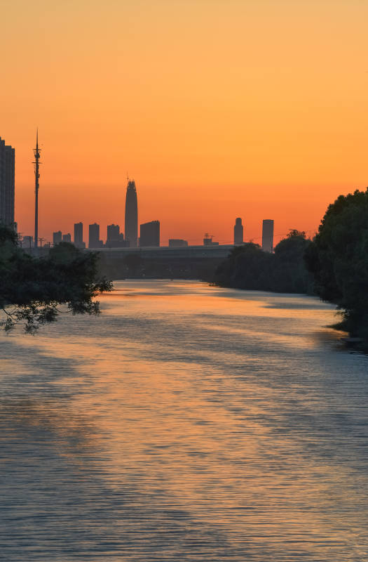 夕陽下的城市剪影