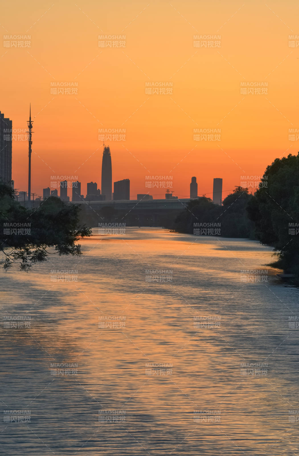 夕陽下的城市剪影