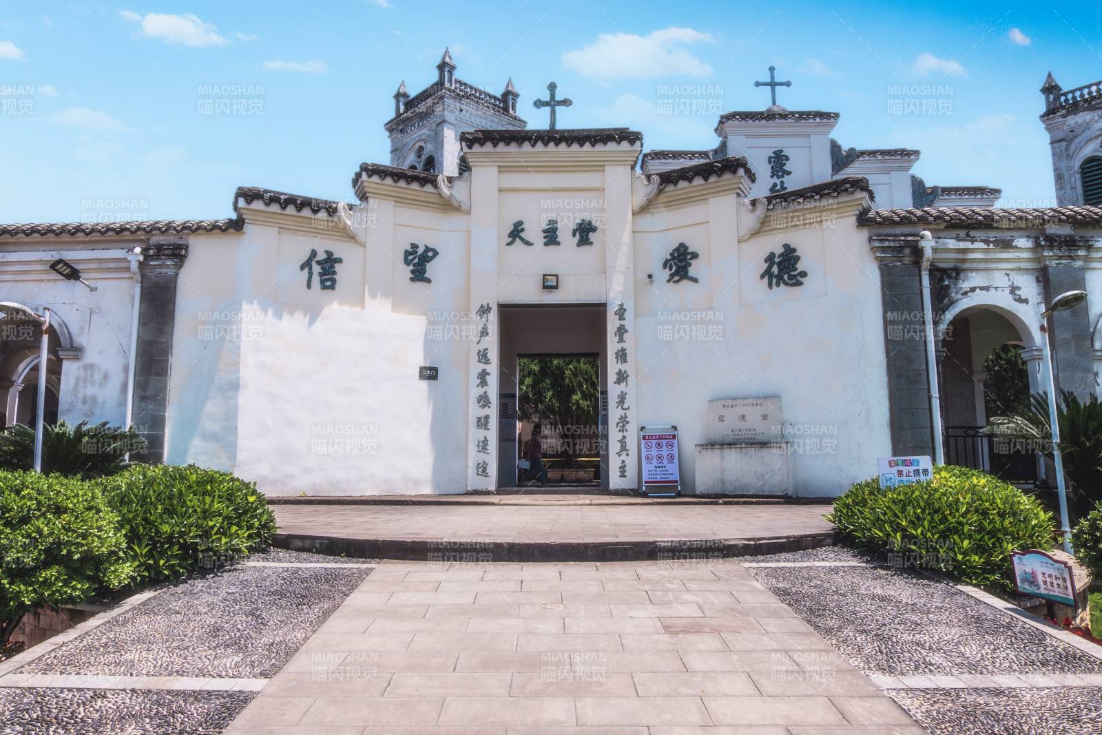 教堂前的石板路