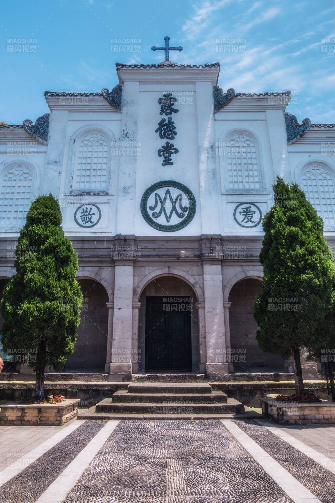 教堂前的寧靜庭院