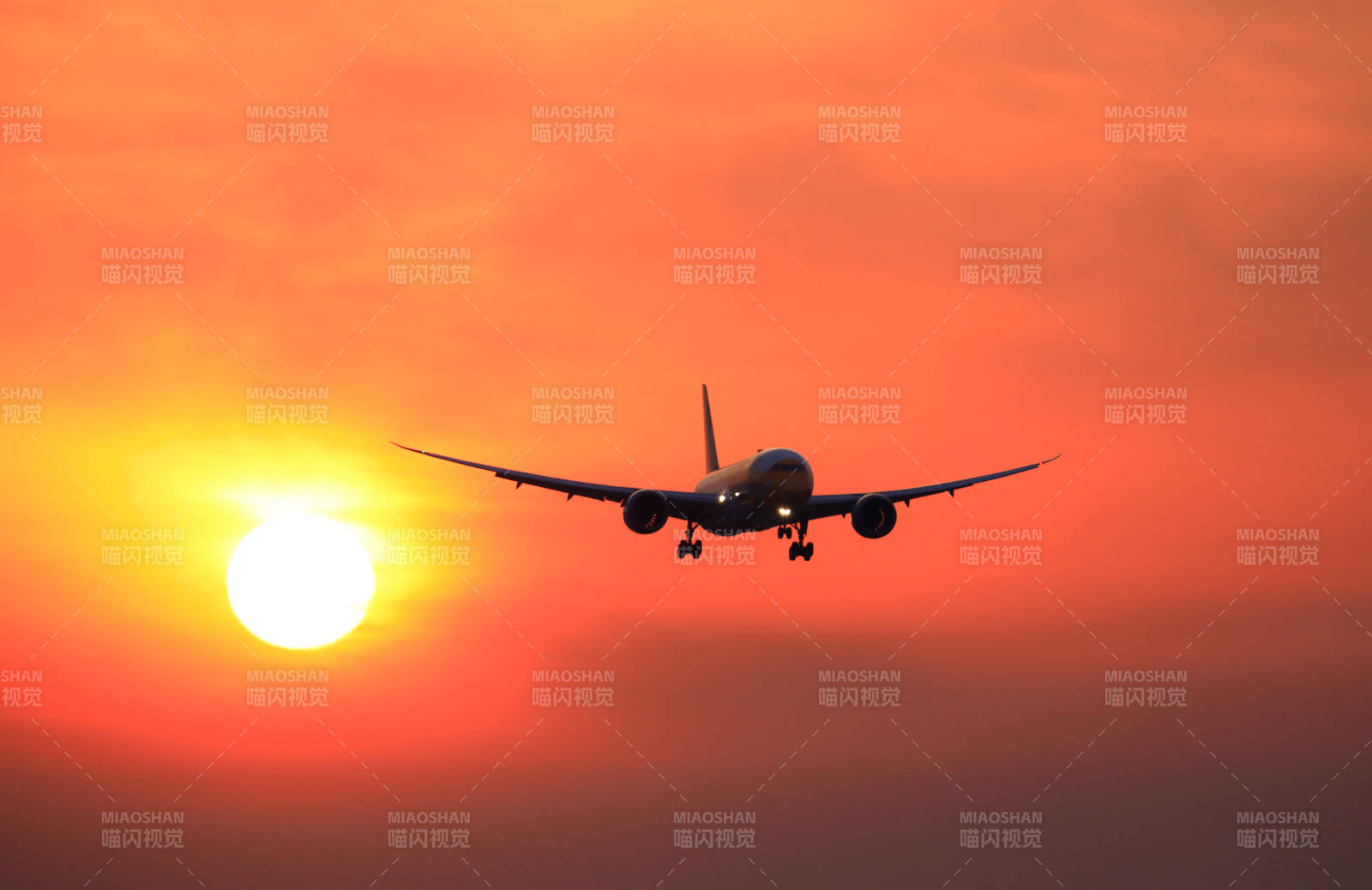 夕陽下的飛機