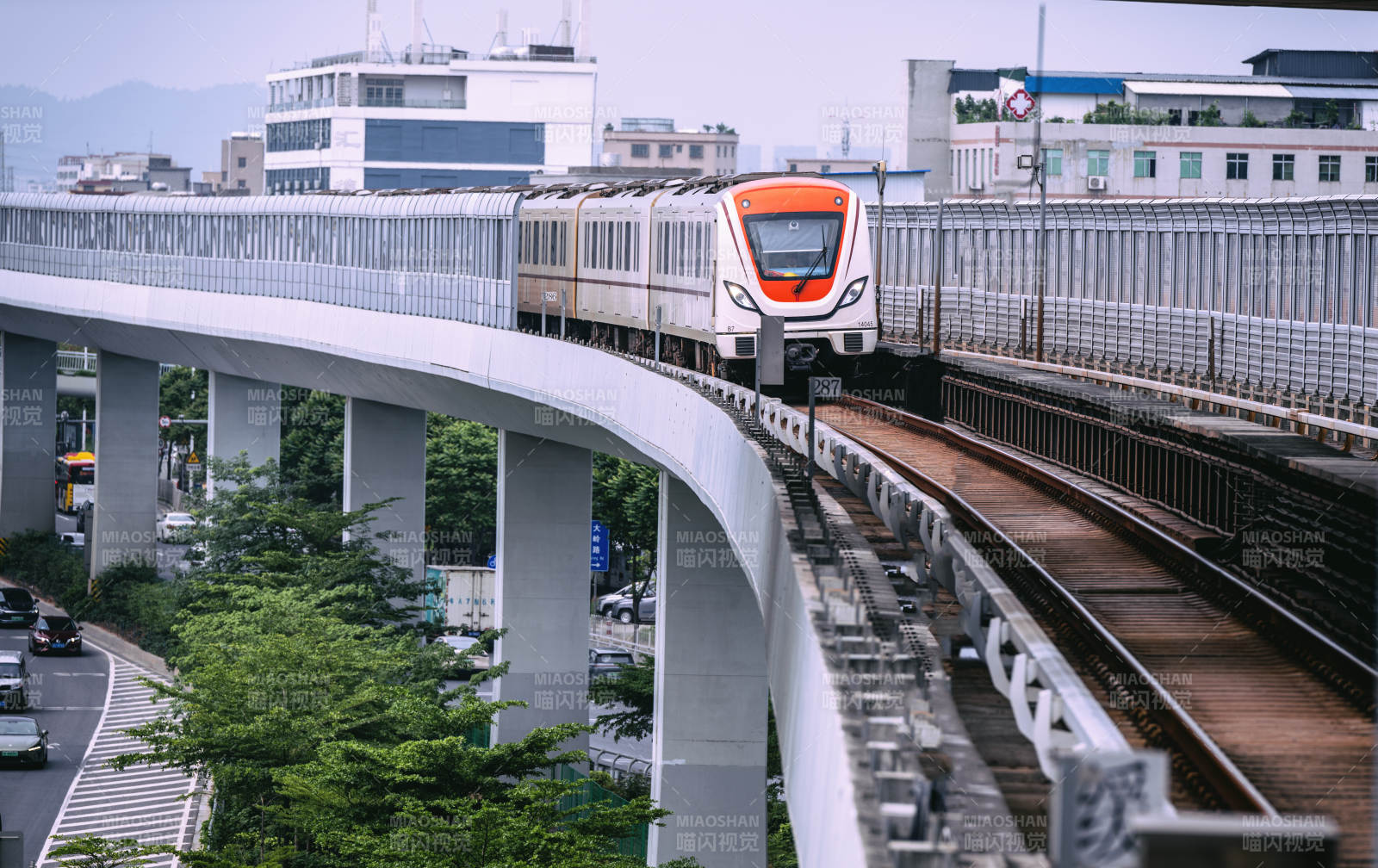 城市高架軌道列車